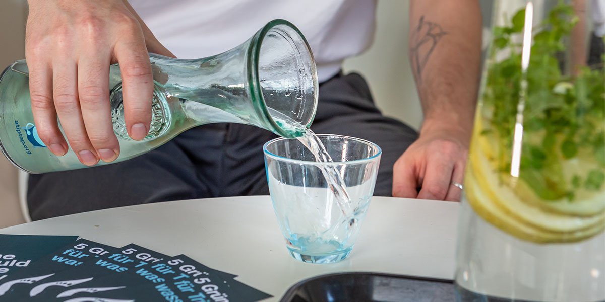 Das Wasser aus dem Klo holen